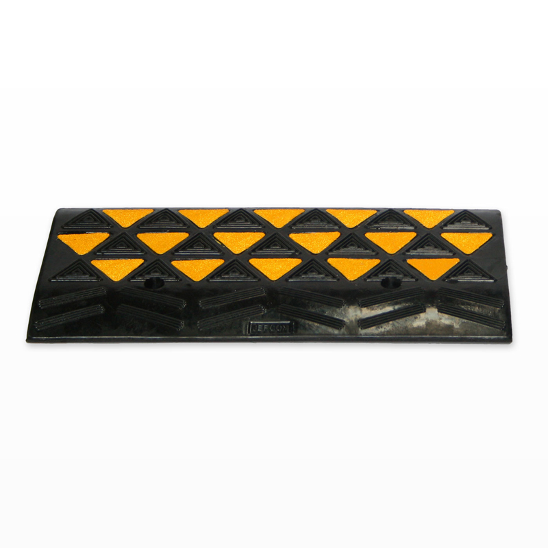 Recycled rubber kerb ramp hi-vis - 610mm W x 320mm D x 100mm H - 10kg